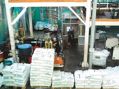 Cuộc chiến trong ngành nhựa Cuoc chien trong nganh nhua